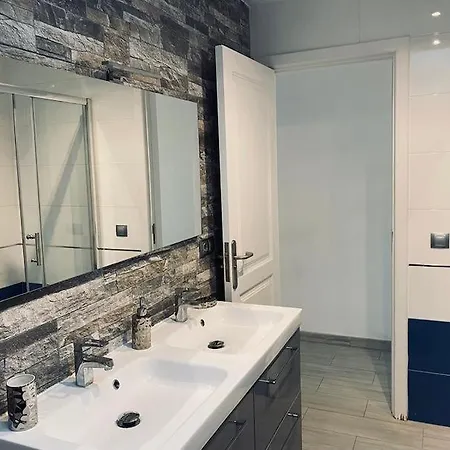 Luxury Two Bed Seaviews Апартаменты *